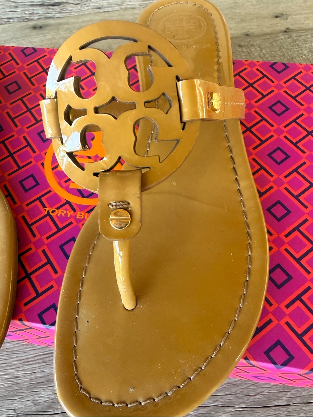 Tory Burch Tan Sand Patent Leather Logo Thong Sandals sz 8.5 - Picture 2 of 7